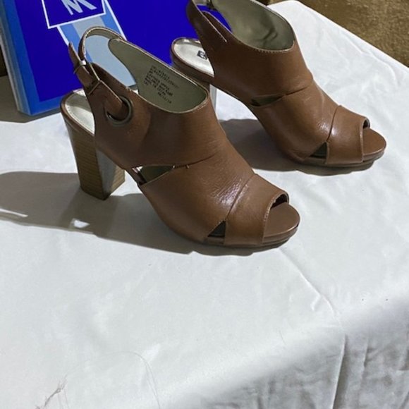 White Mountain - Women's tan heel, like new - size - Picture 2 of 3